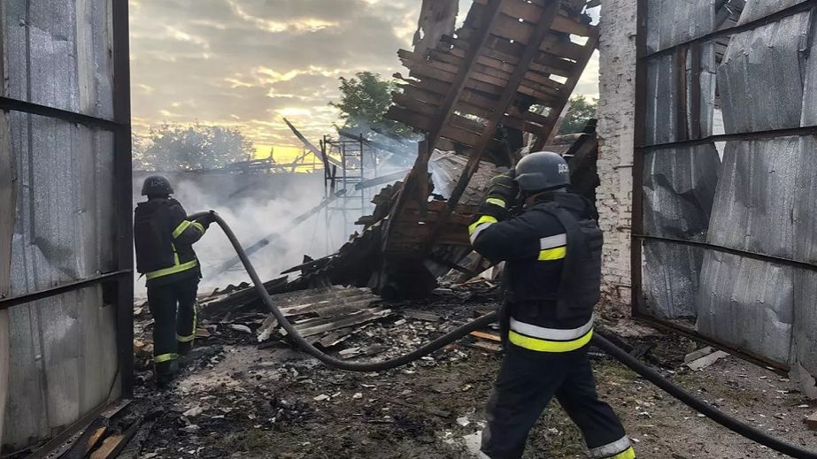 Рятувальники показали кадри ліквідації ворожого обстрілу Синельниківського району (ФОТО)