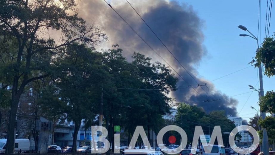 Масштабну пожежу на Правому березі загасити не вдається (ФОТО, ВІДЕО)