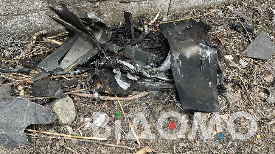 У Дніпрі жінка майже два тижні живе із ракетою під вікном (ФОТО, ВІДЕО)