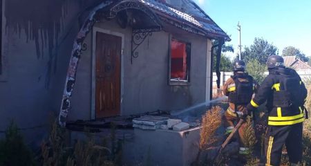 Рятувальники показали, як гасили пожежі після ворожих ударів на Дніпропетровщині (ФОТО)