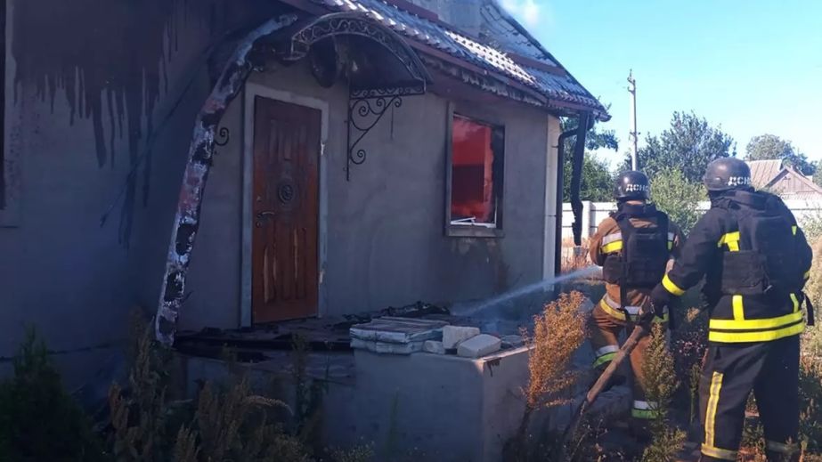Рятувальники показали, як гасили пожежі після ворожих ударів на Дніпропетровщині (ФОТО)