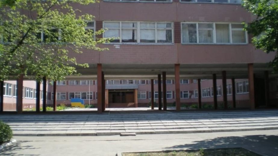 Півтора мільйона на ганок та підйомник: у Дніпрі за бюджетні кошти відремонтують одну з гімназій