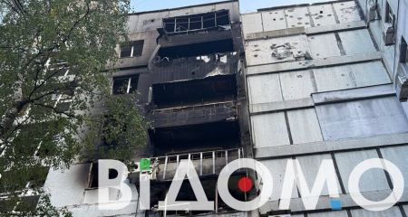 Вибиті двері та гори уламків: як виглядає будинок у Дніпрі за тиждень після ракетного удару (ФОТО, ВІДЕО)
