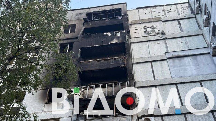 Вибиті двері та гори уламків: як виглядає будинок у Дніпрі за тиждень після ракетного удару (ФОТО, ВІДЕО)