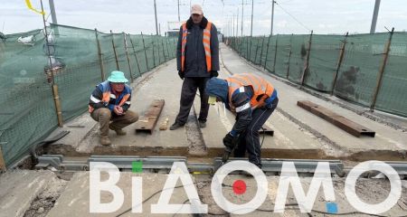 У Дніпрі на Старому мосту триває ремонт трамвайної колії: як просуваються роботи (ФОТО, ВІДЕО)