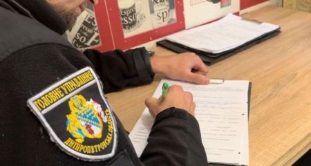 Вклеїв у чужий військовий квиток своє фото: у Дніпрі чоловік отримав 5 років в'язниці за фальшиві документи та крадіжку