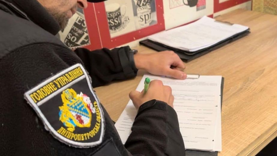 Вклеїв у чужий військовий квиток своє фото: у Дніпрі чоловік отримав 5 років в'язниці за фальшиві документи та крадіжку