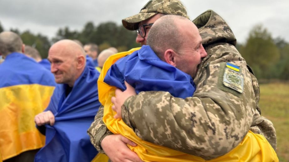 Зустріч на рідній землі: Україна повернула з полону своїх військових та цивільних (ФОТО, ВІДЕО)