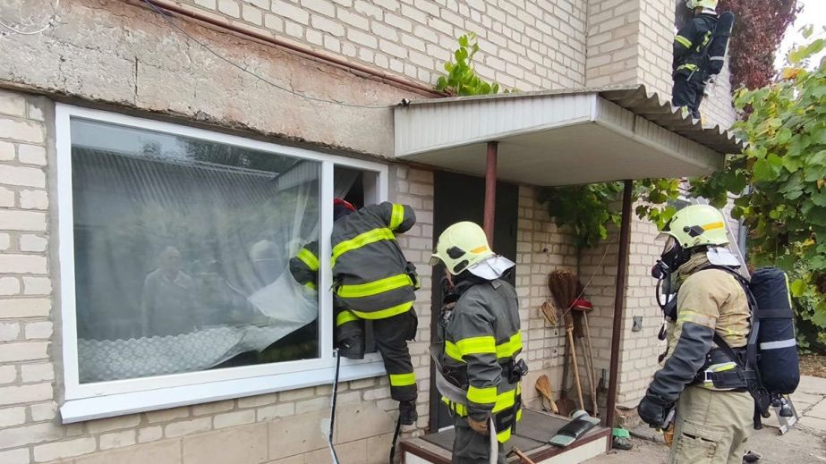 В Павлоградском районе мужчина чуть не сгорел в доме (ФОТО)