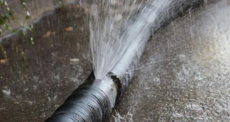 Вода залила стадіон та гаражі: у Дніпрі другий день ліквідують наслідки прориву труби (ФОТО)
