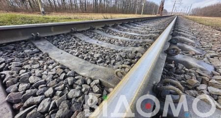 Песни и разведенный костер: пассажиров высадили из поезда Кривой Рог-Ясиня из-за минирования (ВИДЕО)