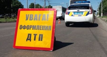 У Дніпрі на Передовій авто врізалося в стовп (ФОТО, ВІДЕО)