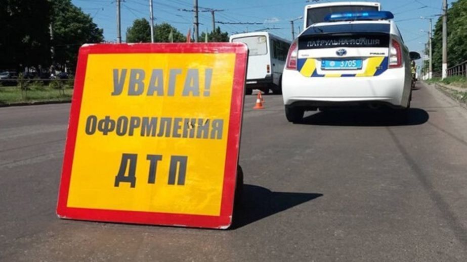 У Дніпрі на Передовій авто врізалося в стовп (ФОТО, ВІДЕО)