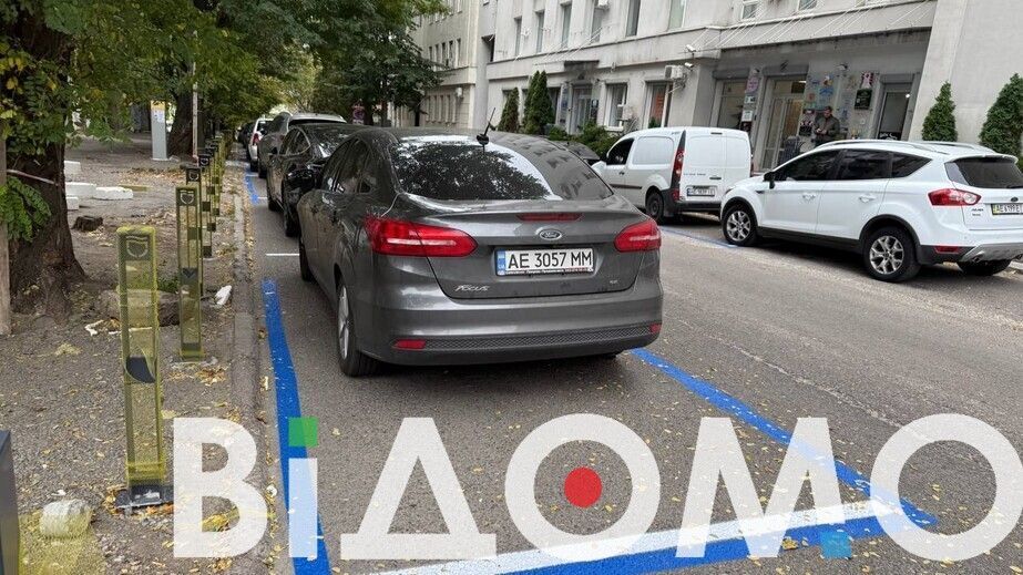 У Дніпрі водій легковика перегородив дорогу "швидкій" (ВІДЕО)