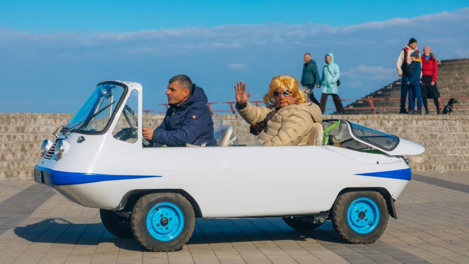 Умеет плавать: в музее Днепра появился уникальный автомобиль-амфибия (ФОТО)