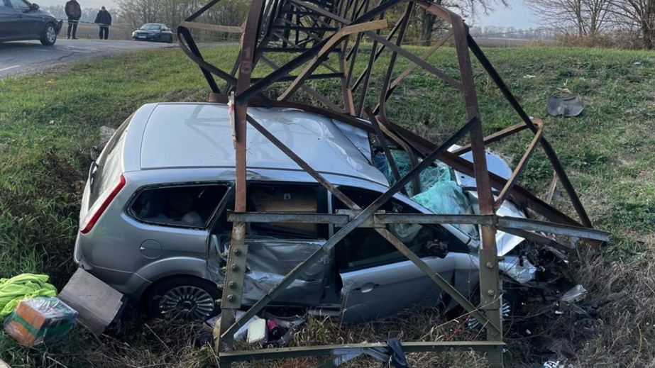 Спасатели деблокировали водителя, который в Днепровском районе снес электроопору и оказался в ловушке (ФОТО)
