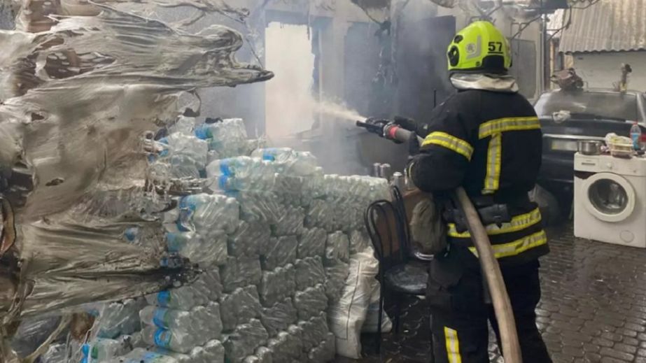В Синельниковском районе горел гараж с запасами воды (ФОТО)