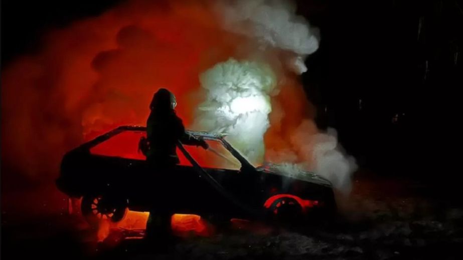 Вночі у Дніпрі вщент вигорів легковик (ФОТО)