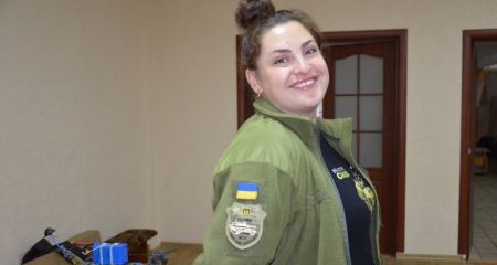 "Ты должна выступать на сцене, а не с нами здесь воевать": история Юлии Королевой, сменившей автомат на микрофон