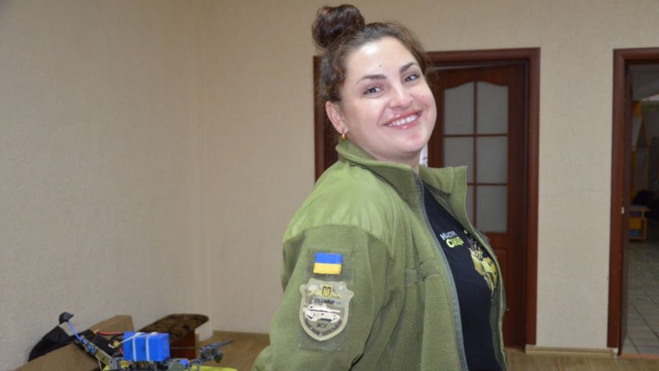 "Ты должна выступать на сцене, а не с нами здесь воевать": история Юлии Королевой, сменившей автомат на микрофон