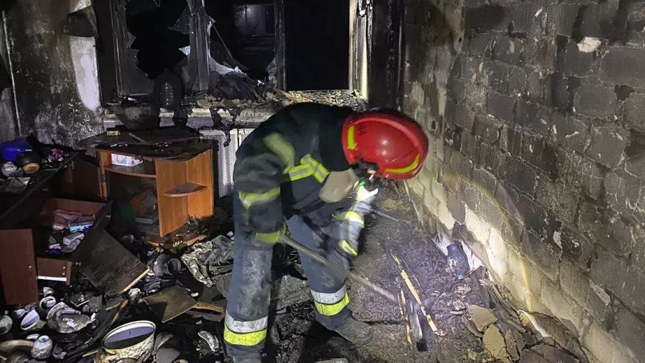 У Криворізькому районі надзвичайники врятували літню жінку з палаючої оселі (ФОТО)