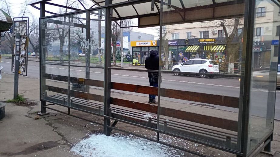 У Кривому Розі вандали розтрощили скло зупиночного павільйону (ФОТО)