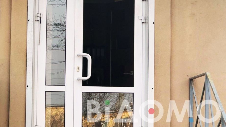 Пробил стеклянную дверь магазина головой: в Кривом Роге мужчина залил кровью весь супермаркет (ВИДЕО)