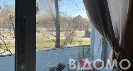 "Уламки скла падали після кожного вибуху": мешканці Перемоги лагодять вибиті вікна після нічної атаки по Дніпру (ФОТО)