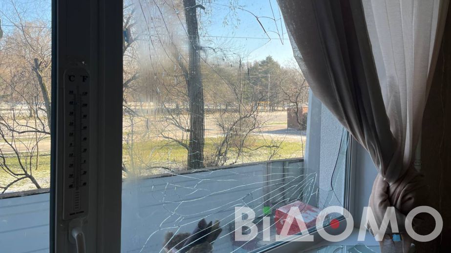 "Обломки стекла падали после каждого взрыва": жители Победы чинят выбитые окна после ночной атаки по Днепру (ФОТО)