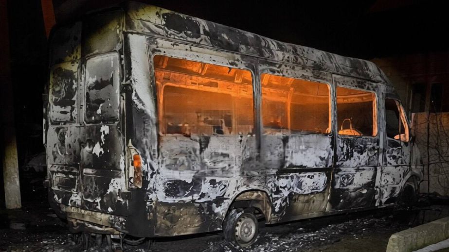 У Павлоградському районі вщент спалили волонтерський мікроавтобус (ФОТО)