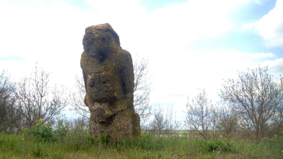 "Каменные беженки": из Синельниковщины в Днепр эвакуировали еще пять половецких "баб" (ВИДЕО)