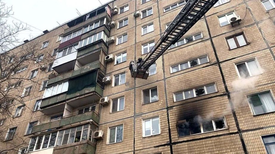 У Кривому Розі спалахнула пожежа у багатоповерхівці: рятувальники евакуювали 15 мешканців (ФОТО, ВІДЕО)