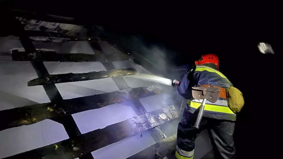 Чоловік отримав опіки: на Дніпропетровщині згорів житловий будинок (ФОТО)