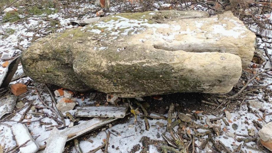 Під прильоти та під дронами: на Дніпропетровщині евакуювали розбиту "шахедом" половецьку скульптуру (ФОТО)