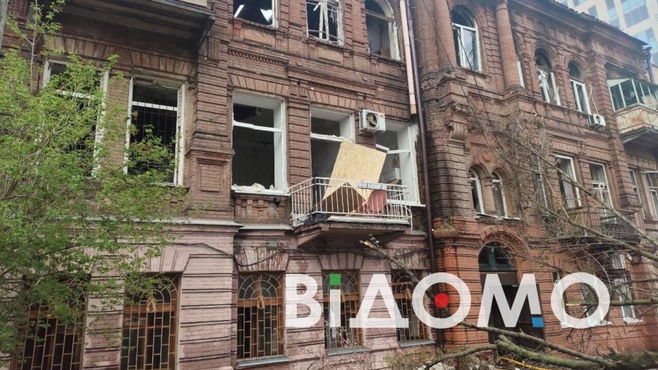 Масована атака на Дніпро 16 квітня: як виглядають понівечені історична будівля та ЖК у центрі міста (ФОТО, ВІДЕО)