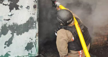 На Дніпропетровщині згоріли гараж з авто та кімната у житловому будинку (ФОТО)