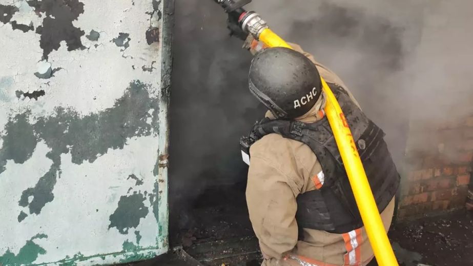 На Дніпропетровщині згоріли гараж з авто та кімната у житловому будинку (ФОТО)