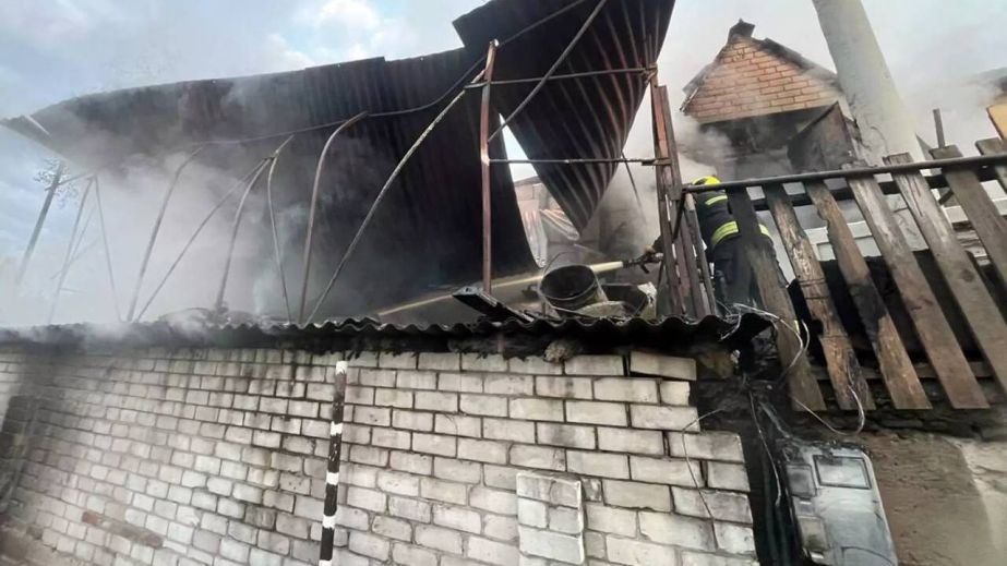 У Дніпрі на Передовій вночі палав будинок (ФОТО, ВІДЕО)