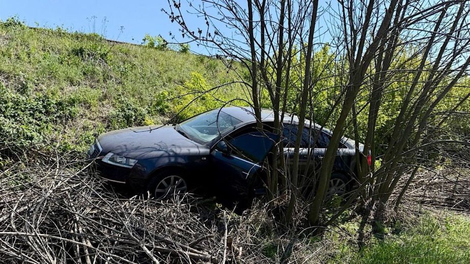 У Дніпровському районі п'яна водійка на Audi злетіла у кювет (ФОТО)