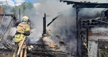 Масштабна пожежа на Криворіжжі: вогонь знищив 150 квадратних метрів господарчих споруд (ФОТО)