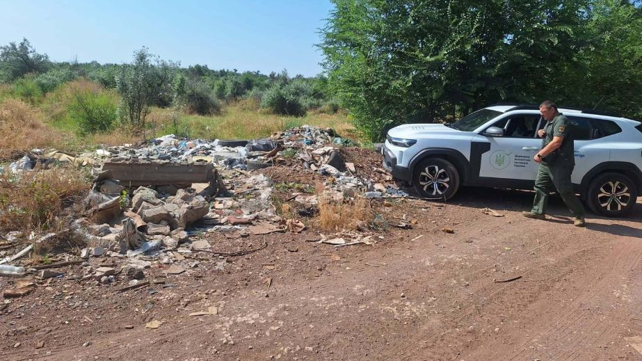 Превратили участок в свалку: в Кривом Роге разоблачили нелегальную свалку строительных отходов (ФОТО)