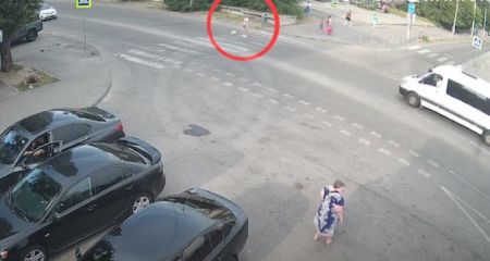 В Днепре микроавтобус на пешеходе сбил женщину с собакой (ВИДЕО)
