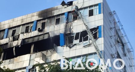 Как выглядит здание в центре Днепра, повреждено в результате утреннего удара РФ (ФОТО, ВИДЕО)