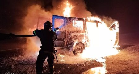 В Павлограде посреди дороги сгорел микроавтобус