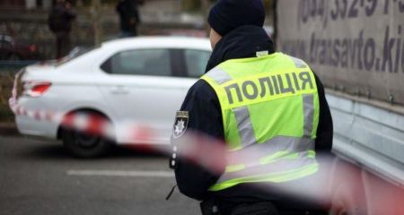 У Дніпрі на вул. Незламна авто злетіло з дороги і "підвисло" в повітрі (ВІДЕО)