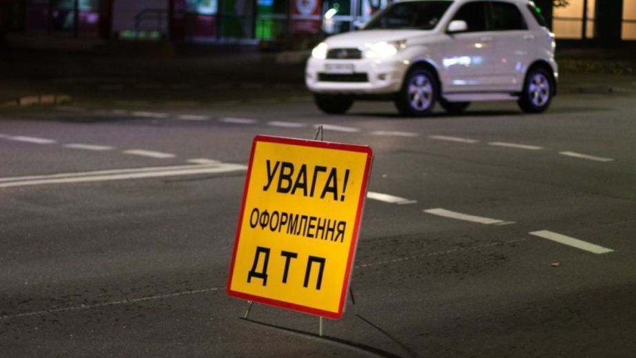 В центре Днепра авто на скорости вылетело на тротуар (ВИДЕО)