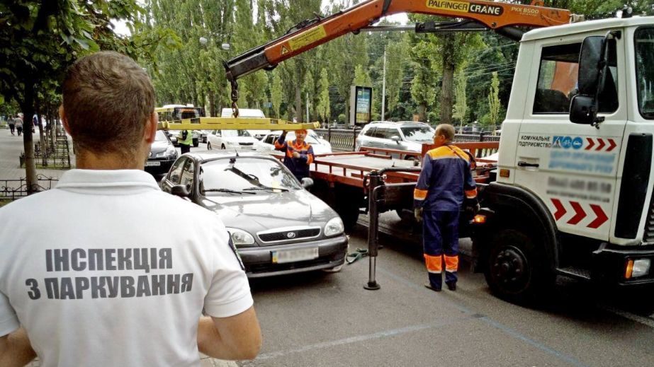 Евакуювали понад 70 автомобілів за неправильне паркування: ТОП-5 автохамів тижня (ФОТО)