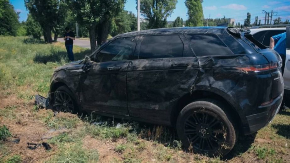 У Дніпрі Range Rover вилетів з дороги та перекинувся на бік (ВІДЕО)