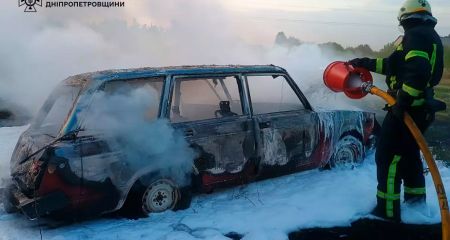 На Днепропетровщине посреди улицы загорелся автомобиль