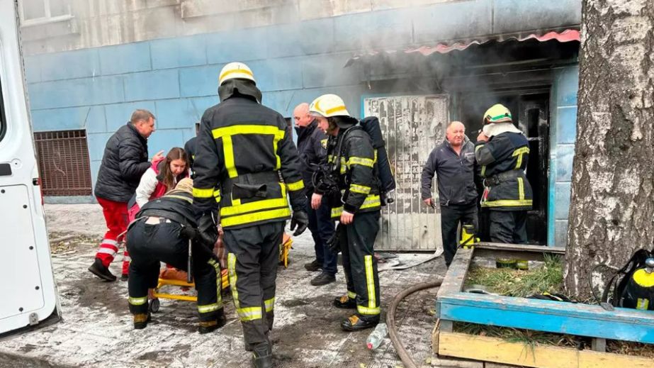 У Кам'янському під час пожежі у автомагазині постраждав чоловік (ФОТО)